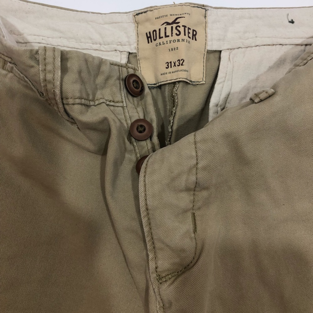 Hollister 31x32 button fly khakis. Straight leg.